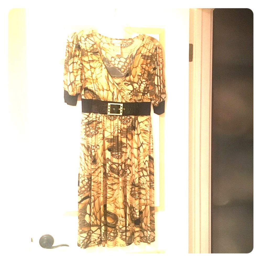 Dress with elbow length sleeves.